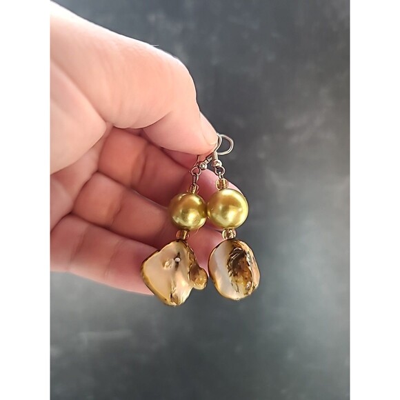 Green And Tan Beaded Shell Dangling Earrings Vintage Costume Jewelry - Picture 2 of 10